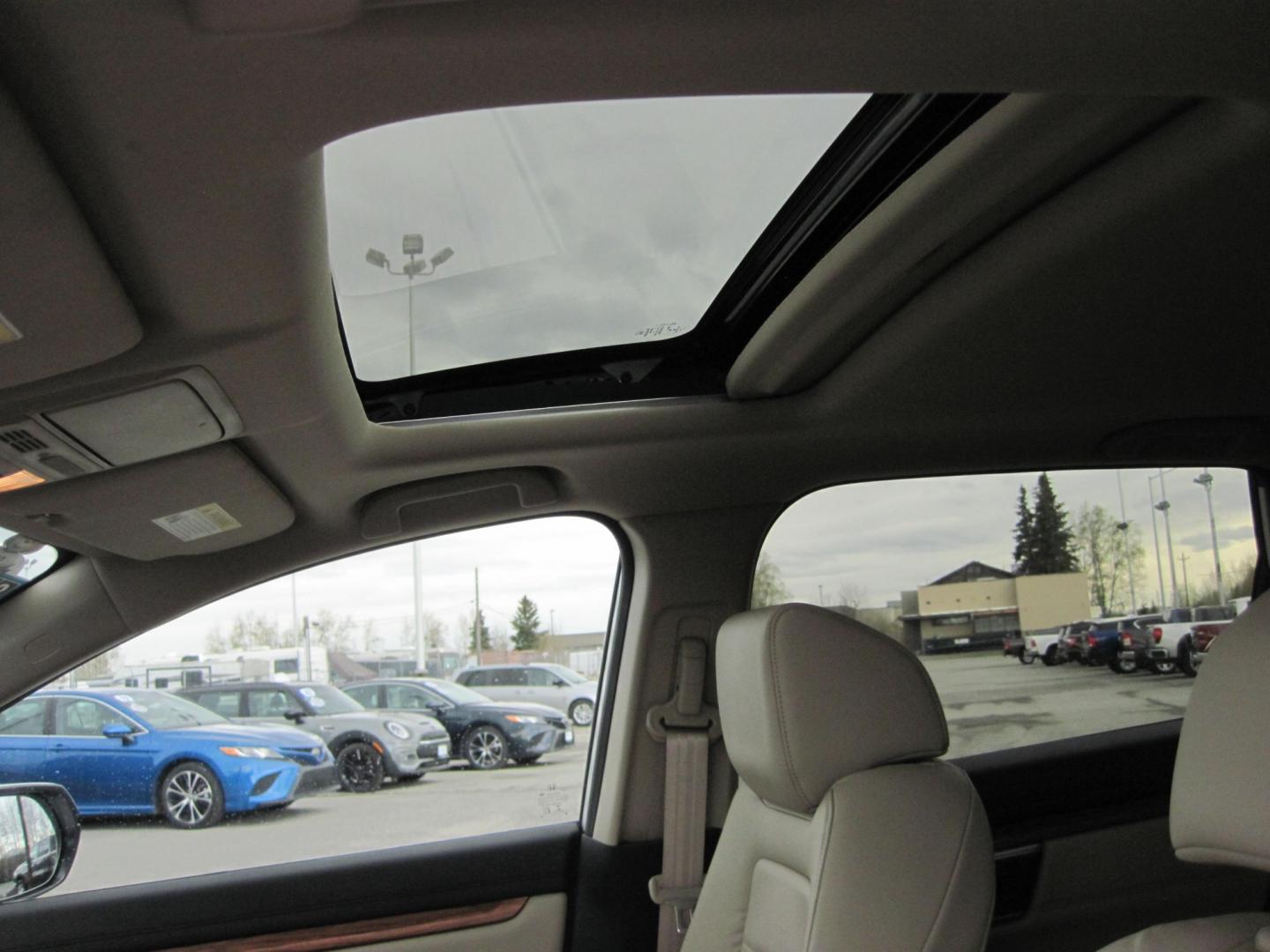 2022 white /Tan Honda CR-V EX-L AWD (2HKRW2H8XNH) , automatic transmission, located at 9530 Old Seward Highway, Anchorage, AK, 99515, (907) 349-3343, 61.134140, -149.865570 - Photo#13